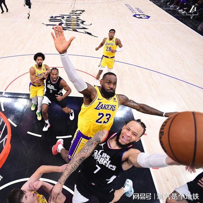 FB体育APP-美国篮球名将勒布朗詹姆斯再度领军，赢得胜利