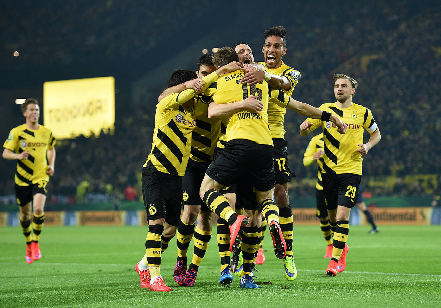 关于球队运转如机器般默契配合，赛事精彩纷呈的信息