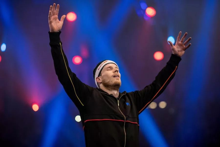 荷兰队斗志昂扬，成功杀出重围