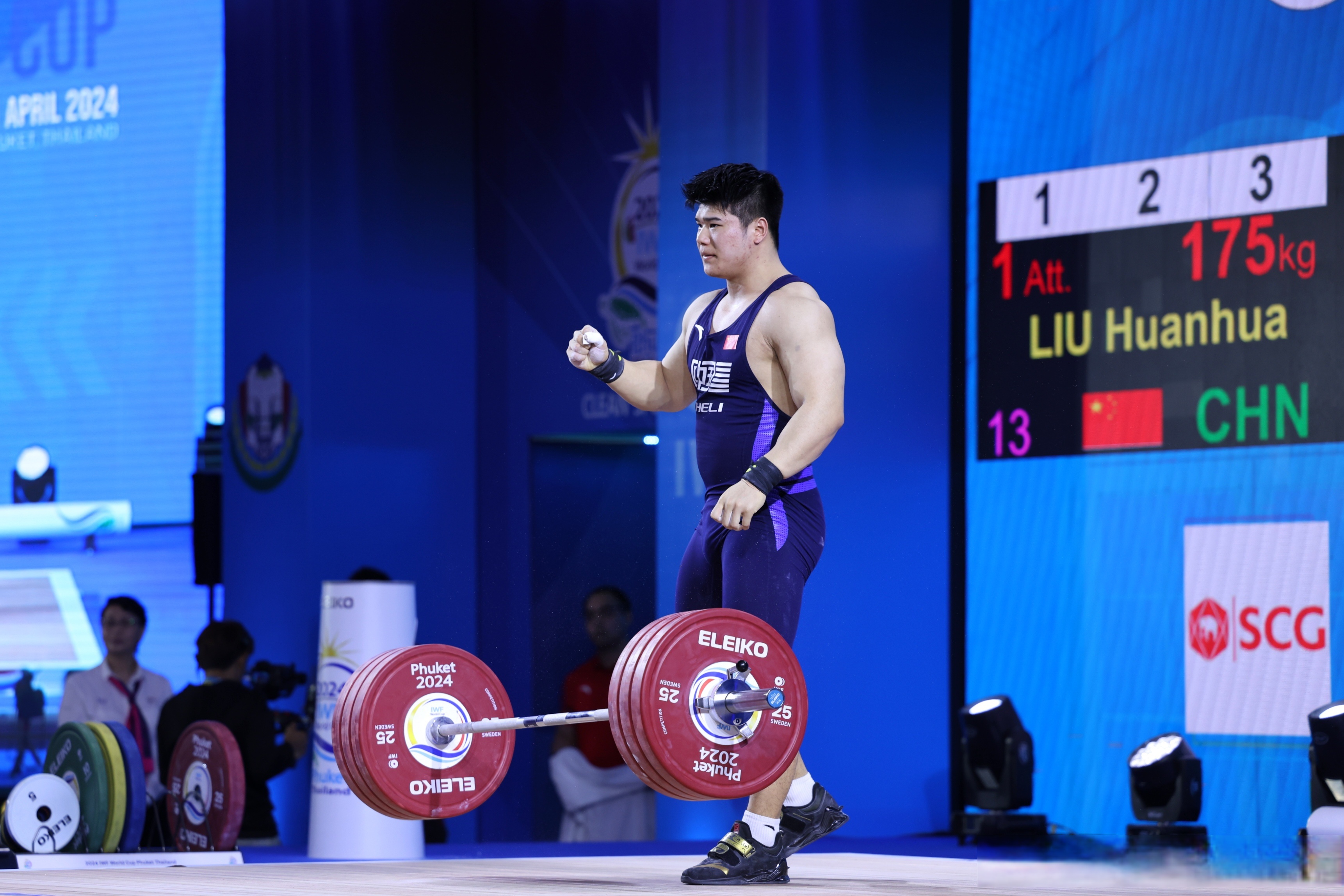 泰国运动员在举重比赛中实现突破
