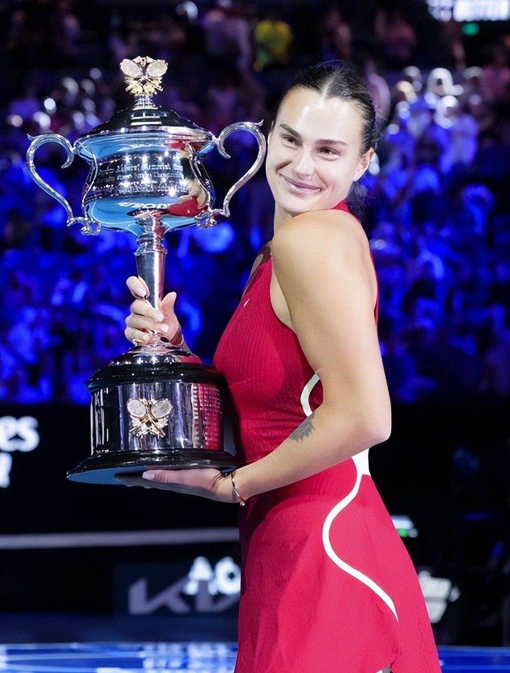 关于意大利女子蹦床运动员激动泪洒领奖台的信息