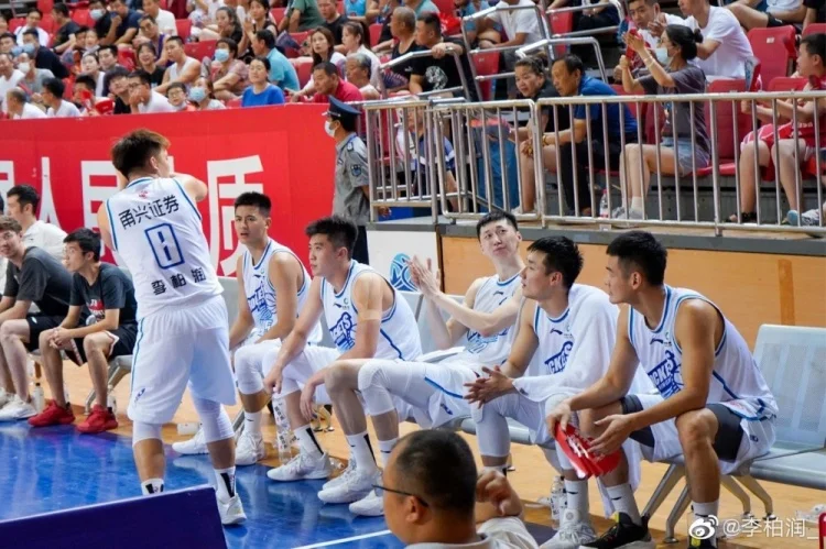 江苏队凭借团队合作取得胜利，球队士气高昂的简单介绍