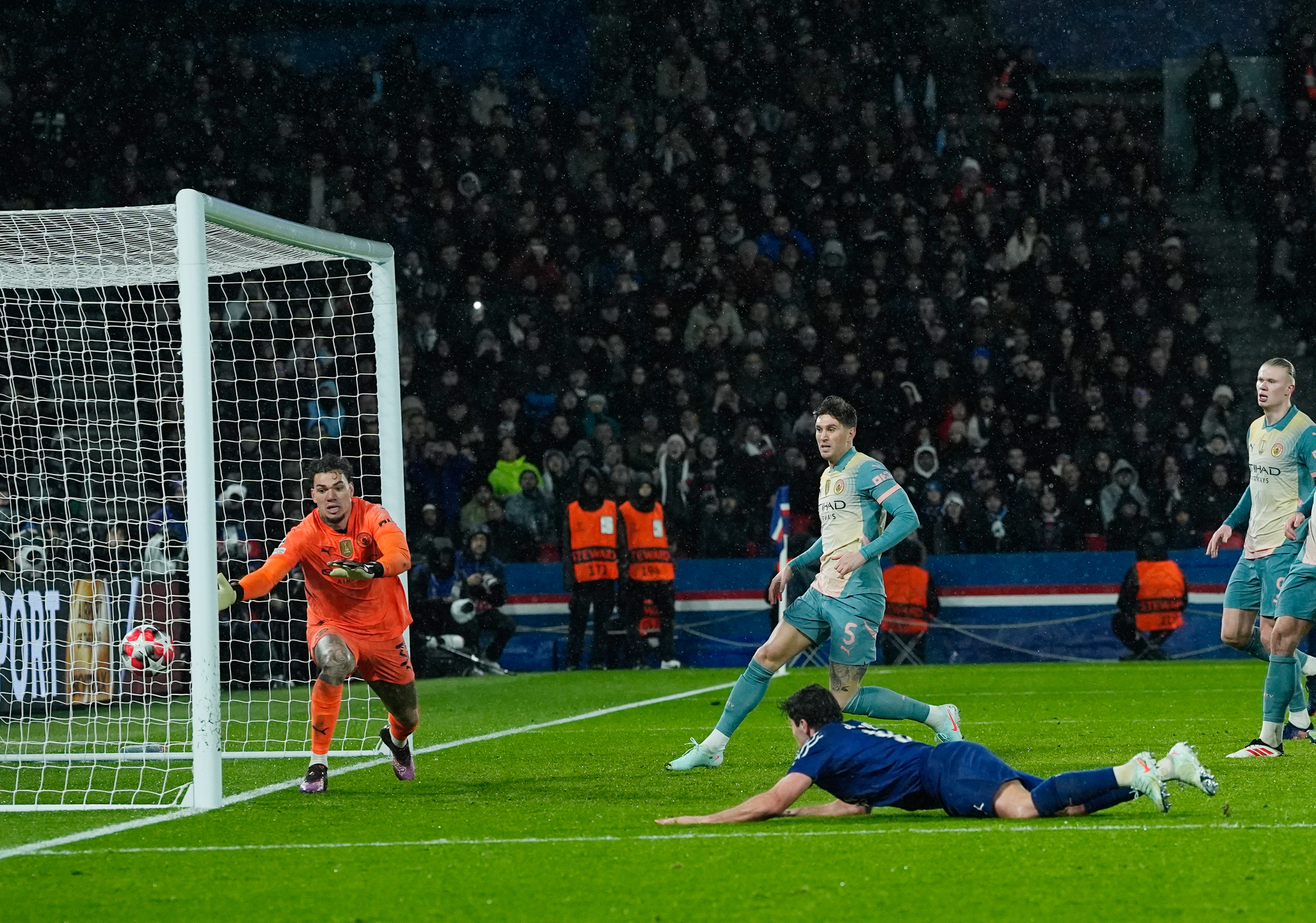 巴黎圣日耳曼季后赛前景堪忧,需全力以赴 巴黎圣日耳曼季后赛前景堪忧,需全力以赴