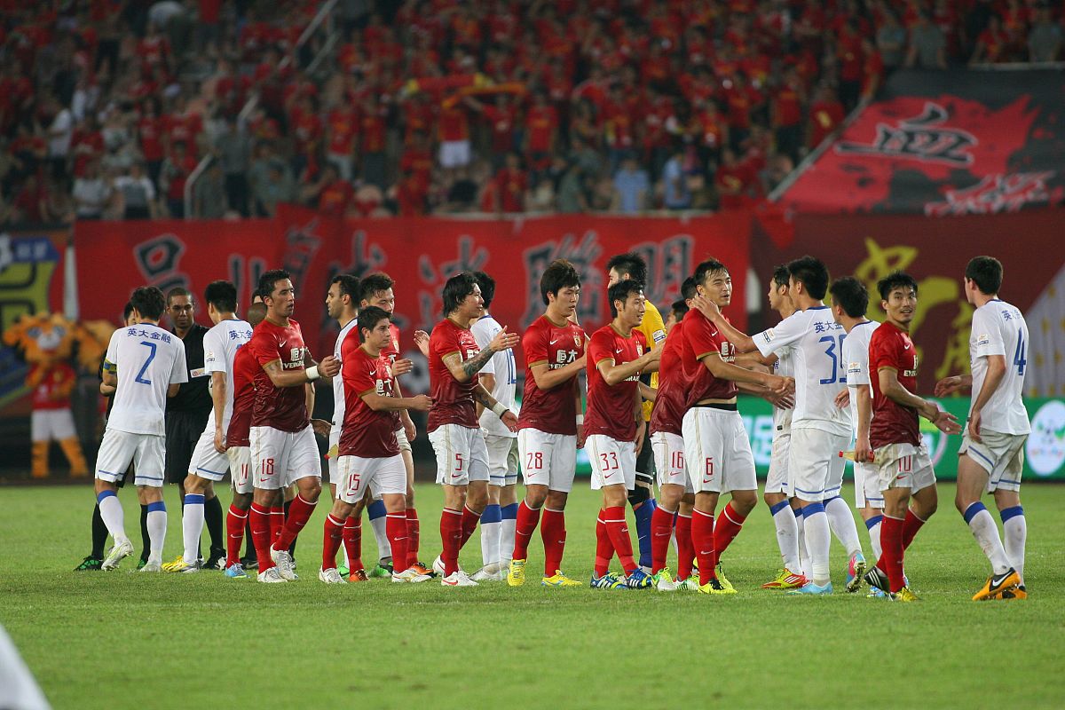 球场上充满着竞争与激情，球员们为了胜利拼尽全力