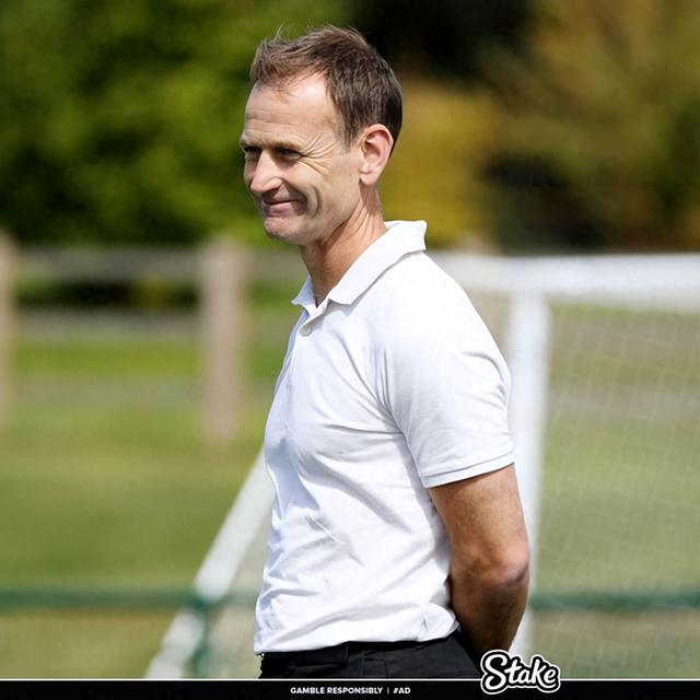 包含曼联新任教练上任，球队备战之际士气高昂的词条