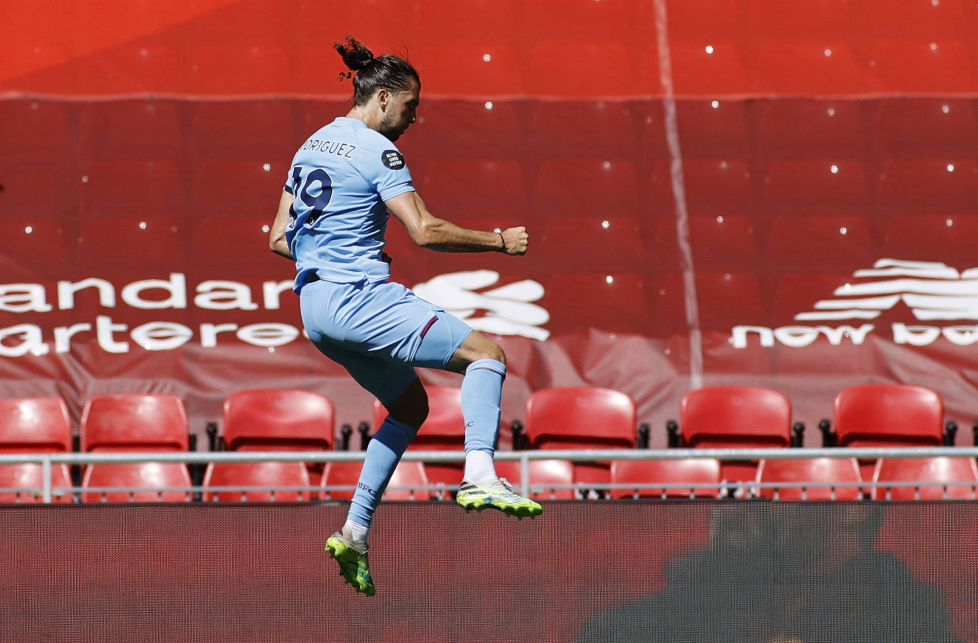 伯恩利客场战平，难以摆脱降级区苦海