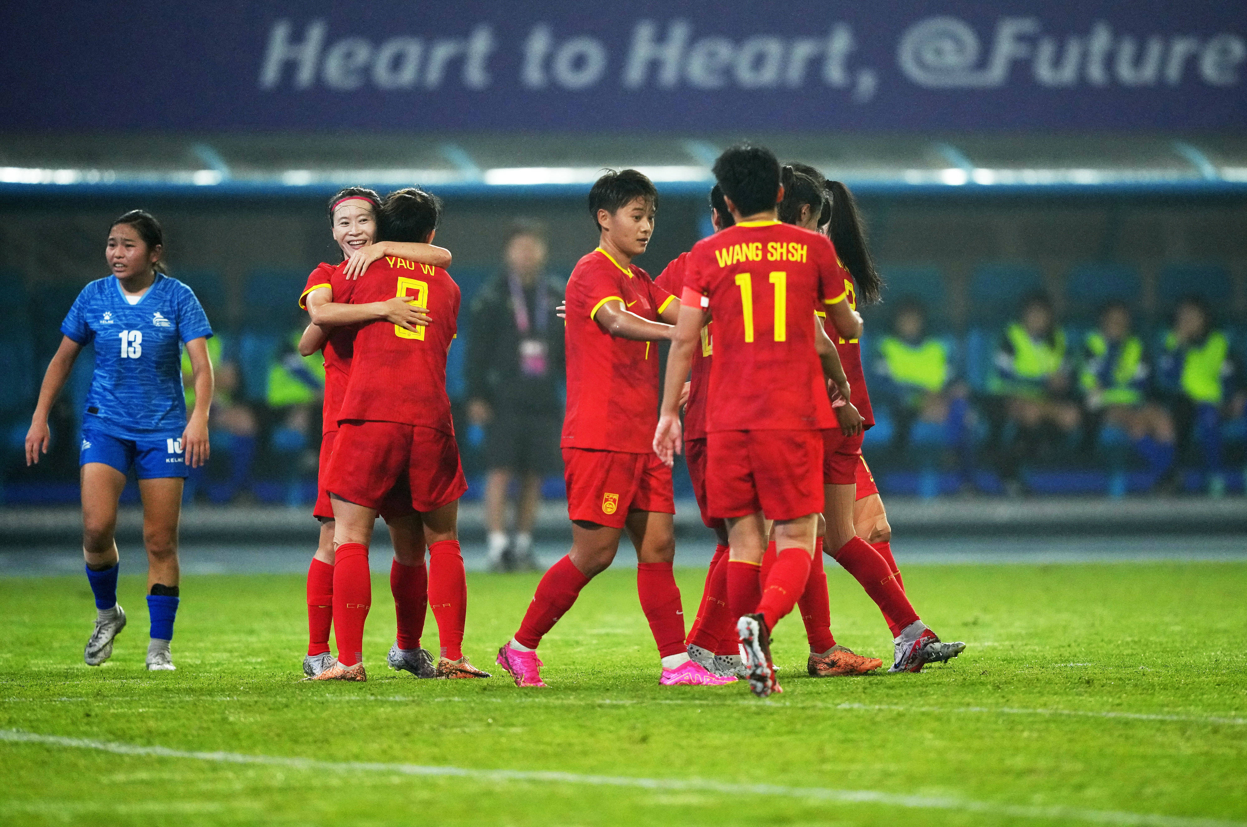 女足球员在全国比赛中表现稳定取得积极成绩