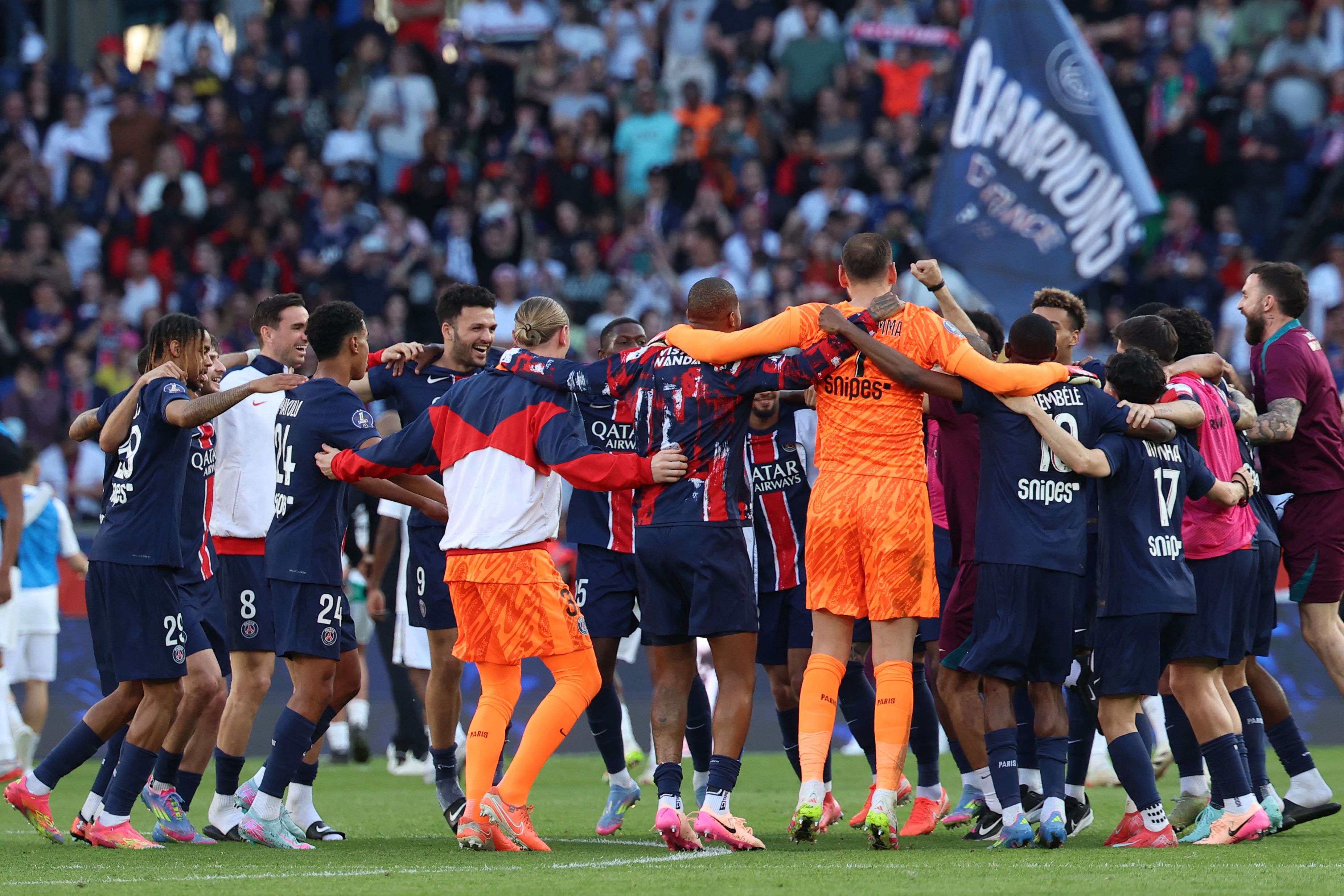 法国队斩获胜利，向卫冕冠军之路迈进