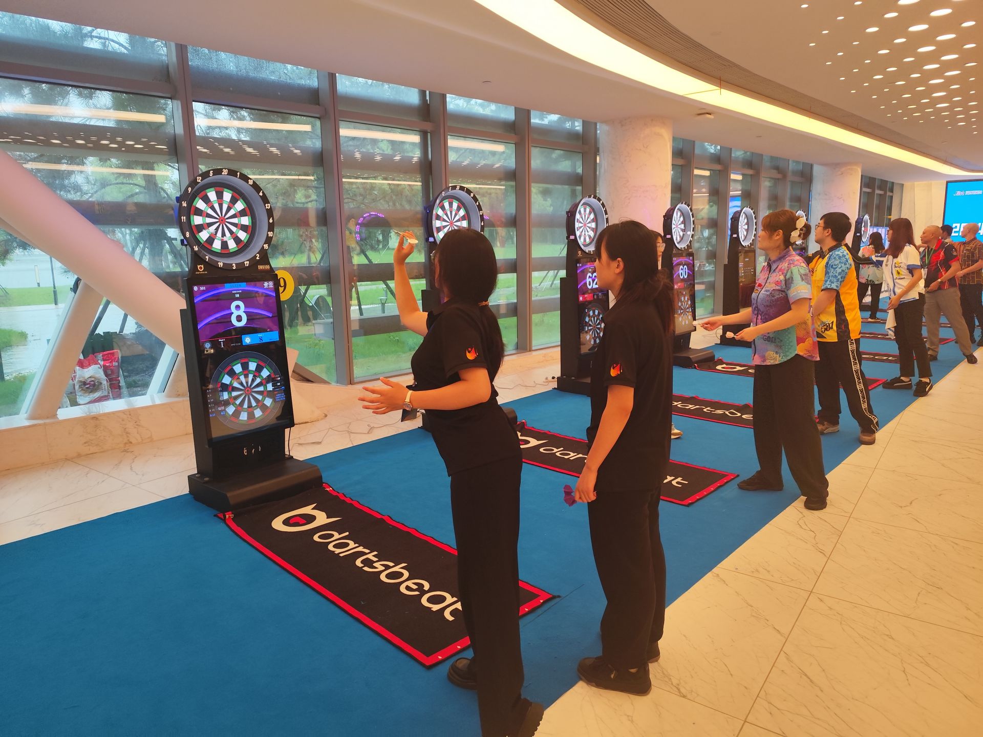 德国飞镖选手稳健发挥，登上领奖台