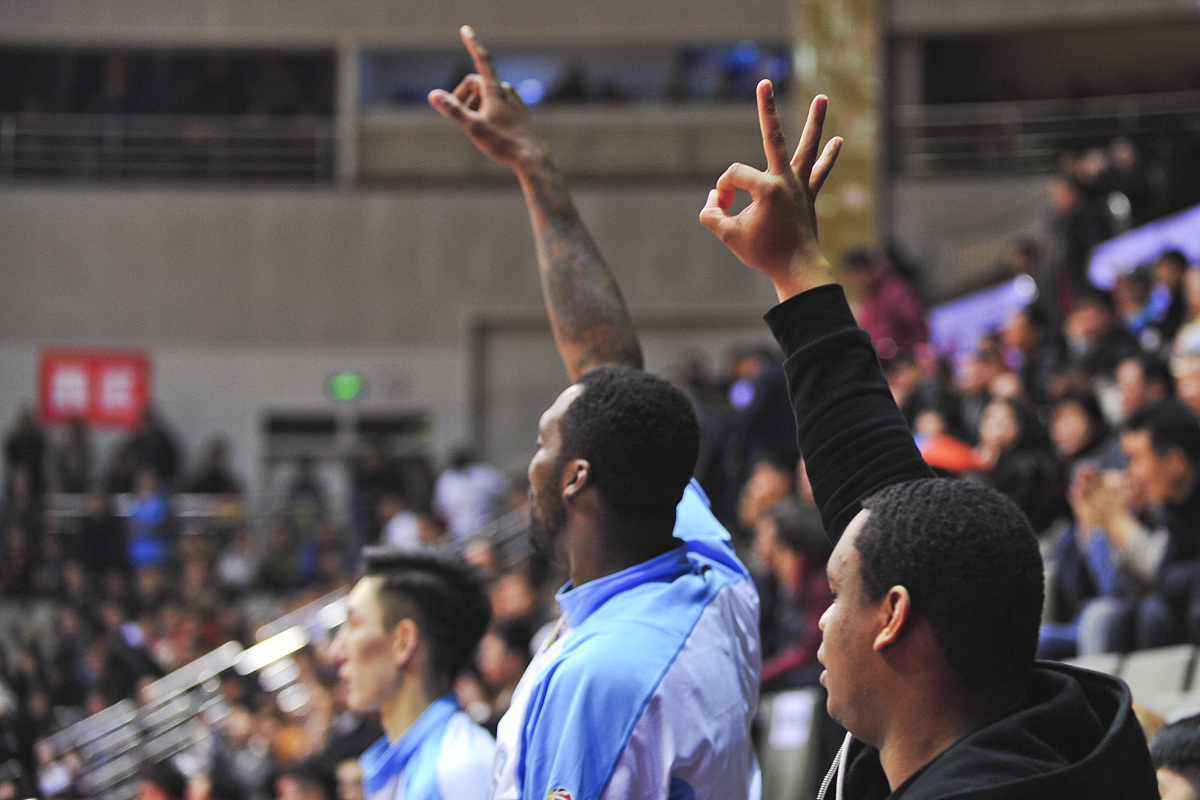 FB体育注册网址-防守端硬朗让对手束手就擒，全场观众为之欢呼