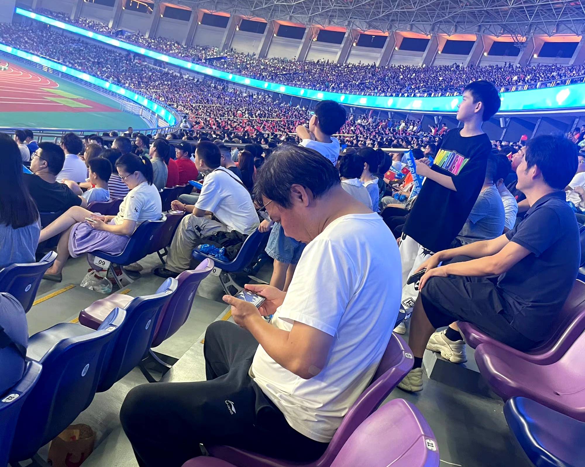 比赛激情四射，观众欢呼连连