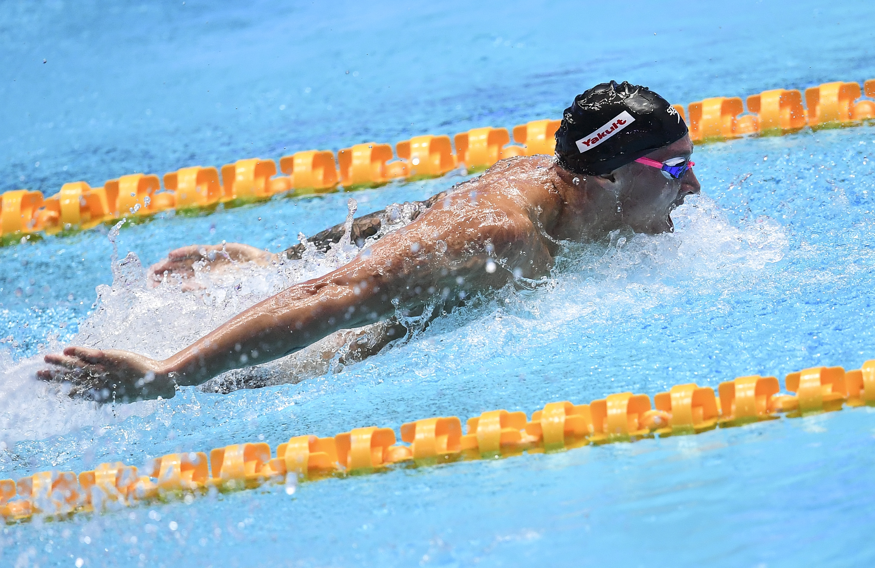 FB体育娱乐-美国游泳选手夺冠，喜获奖杯