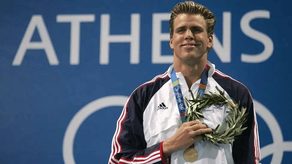 美国游泳选手夺冠，喜获奖杯