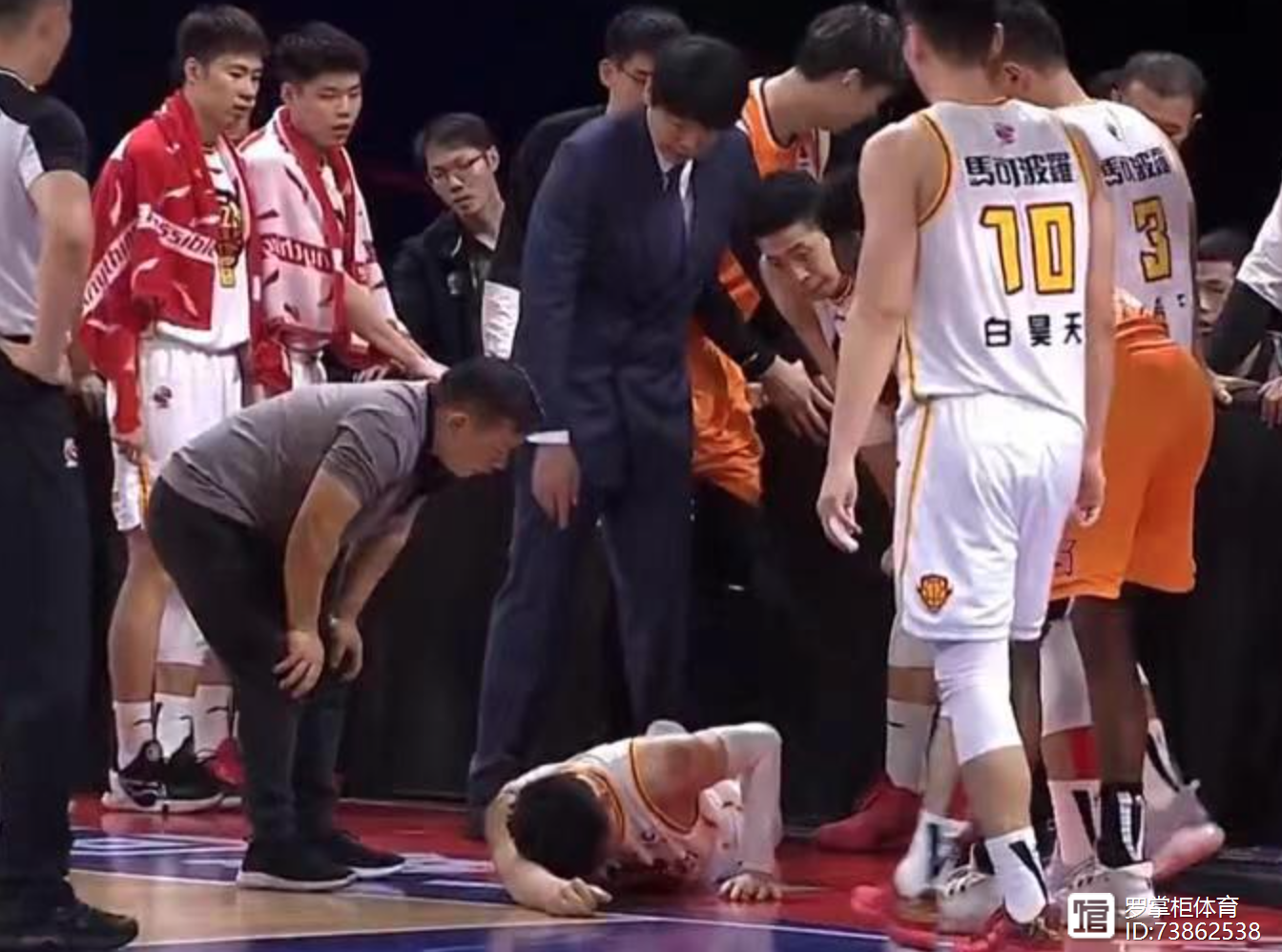 FB体育娱乐-人内线组合表现出色，横扫对手