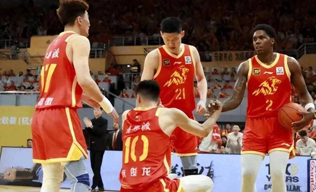 人内线组合表现出色，横扫对手