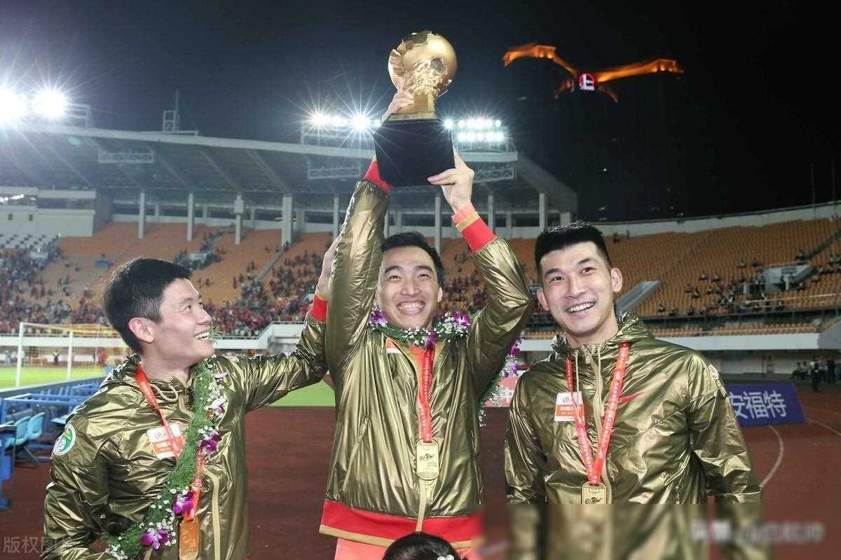 亲民教练率队斩获胜仗,备受球迷喜爱 亲民教练率队斩获胜仗,备受球迷喜爱