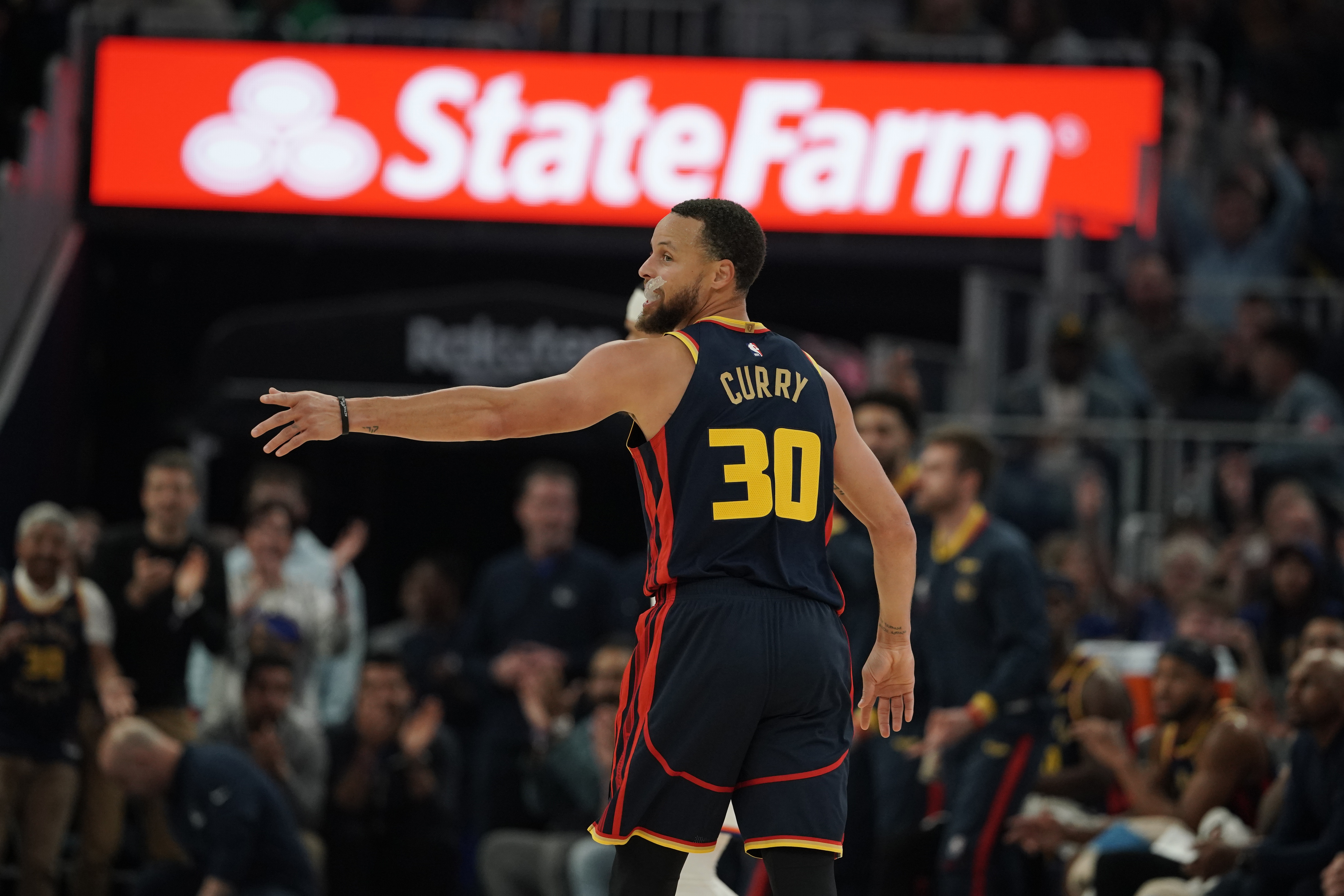 FB体育官网-尼克斯战胜公牛，兰多夫关键时刻发威