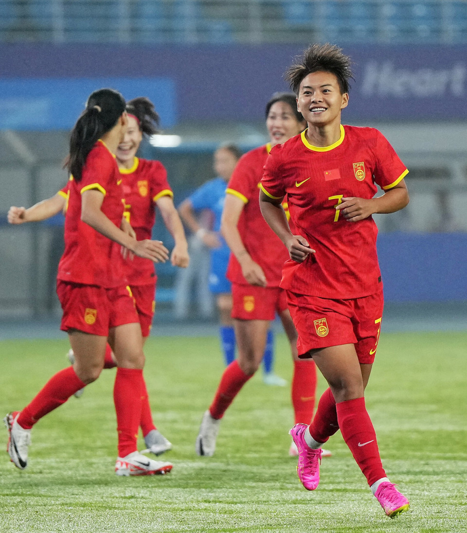 女子足球赛事引发球迷关注,铿锵玫瑰展现自信的简单介绍 女子足球赛事引发球迷关注,铿锵玫瑰展现自信的简单介绍