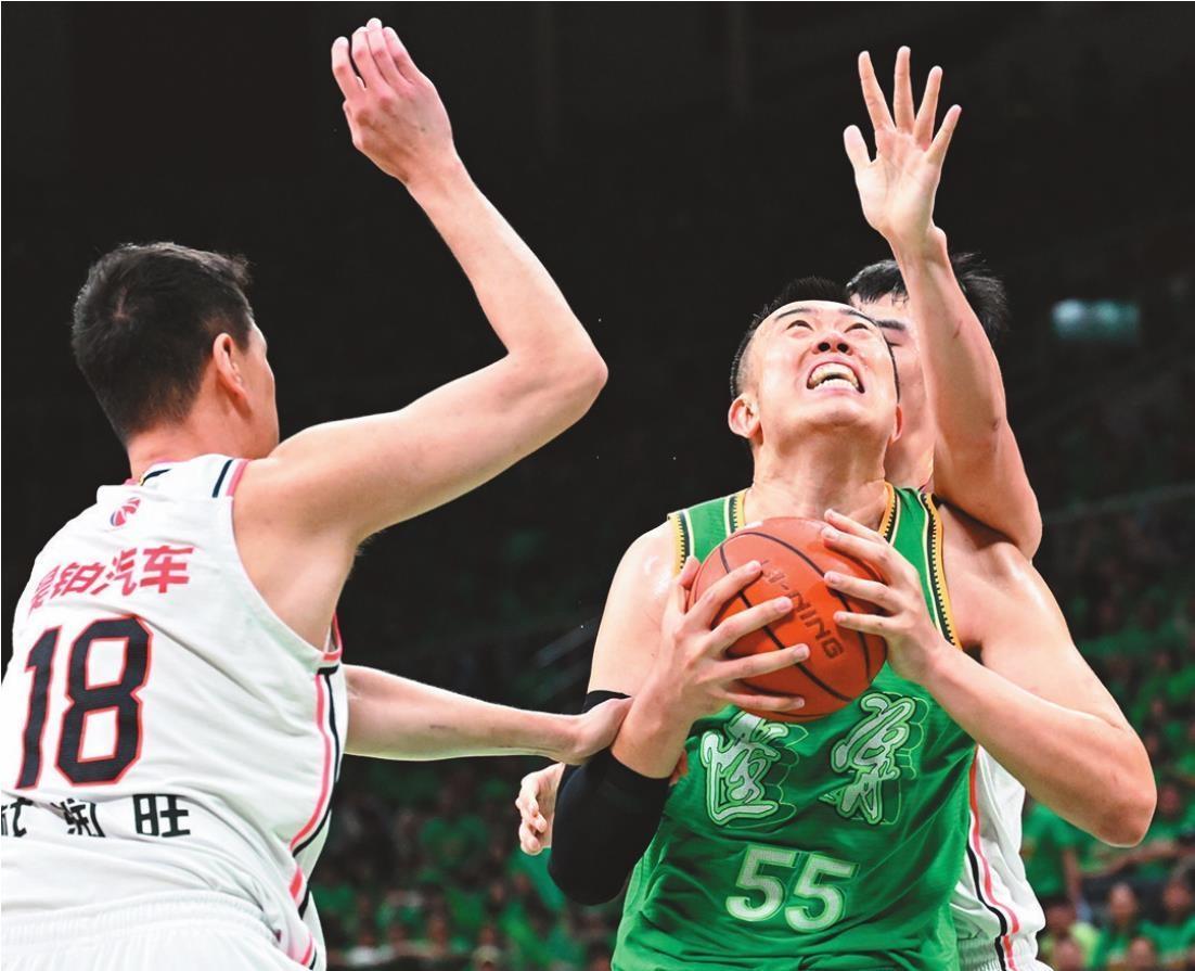 CBA联赛强队斗智斗勇，对决激烈高潮