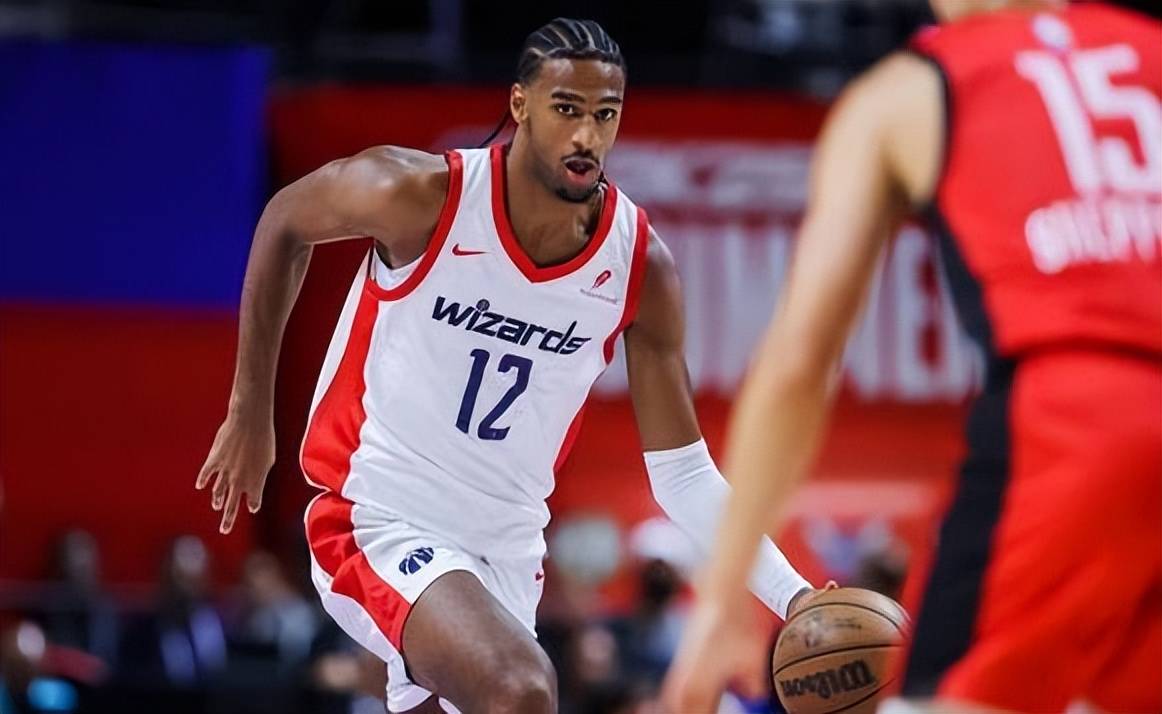 球队新秀表现抢眼,成为场上一大亮点 球队新秀表现抢眼,成为场上一大亮点