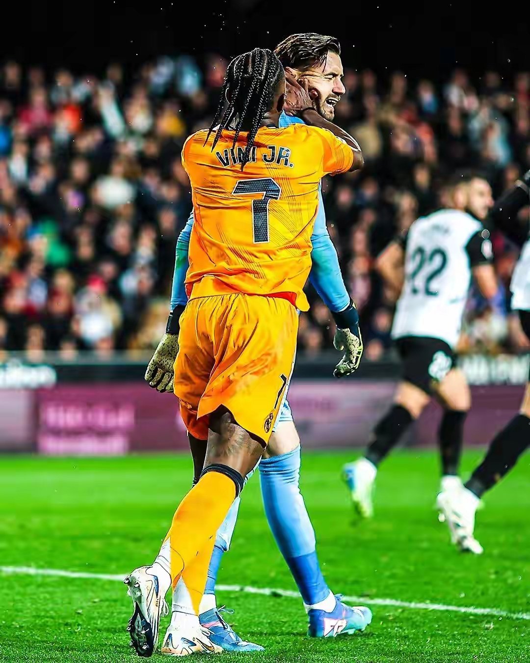 皇家马德里后卫因红牌遭停赛 皇家马德里后卫因红牌遭停赛