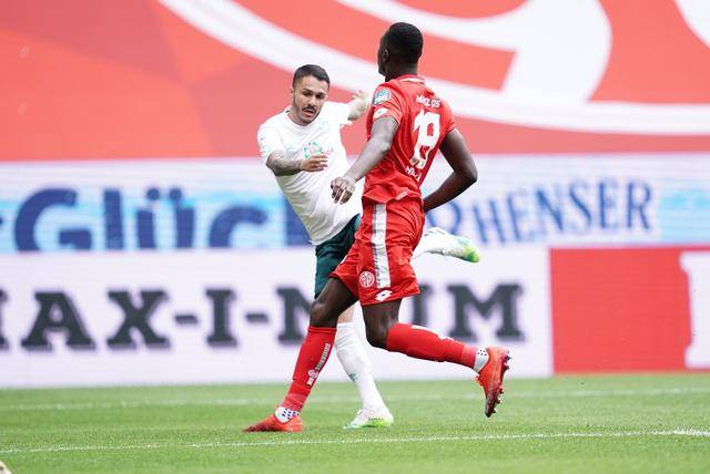 美因茨队员全力以赴，取得关键胜利的简单介绍