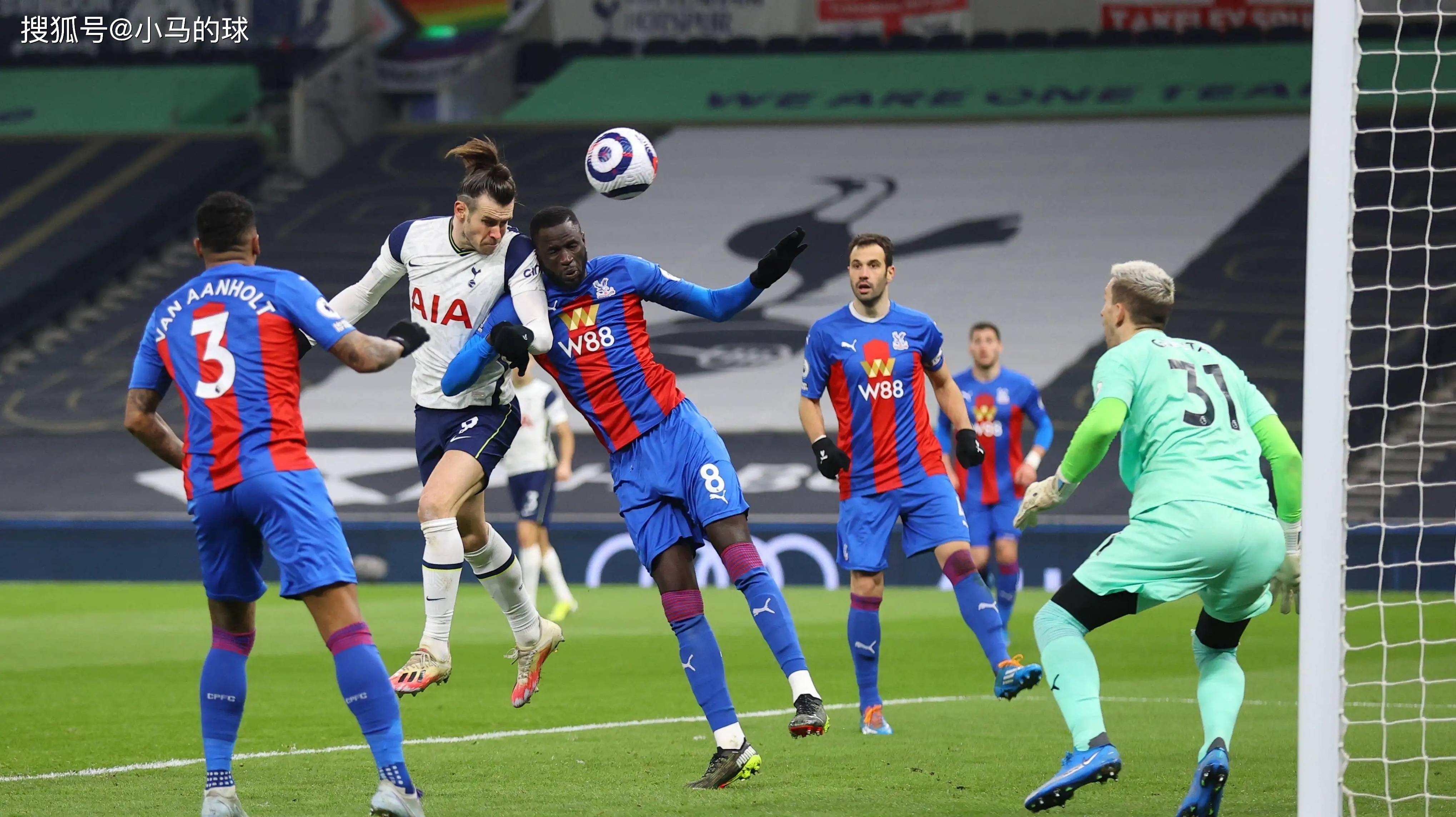 足球赛场上的搏杀，烽烟火爆拉开激烈对抗的序幕的简单介绍