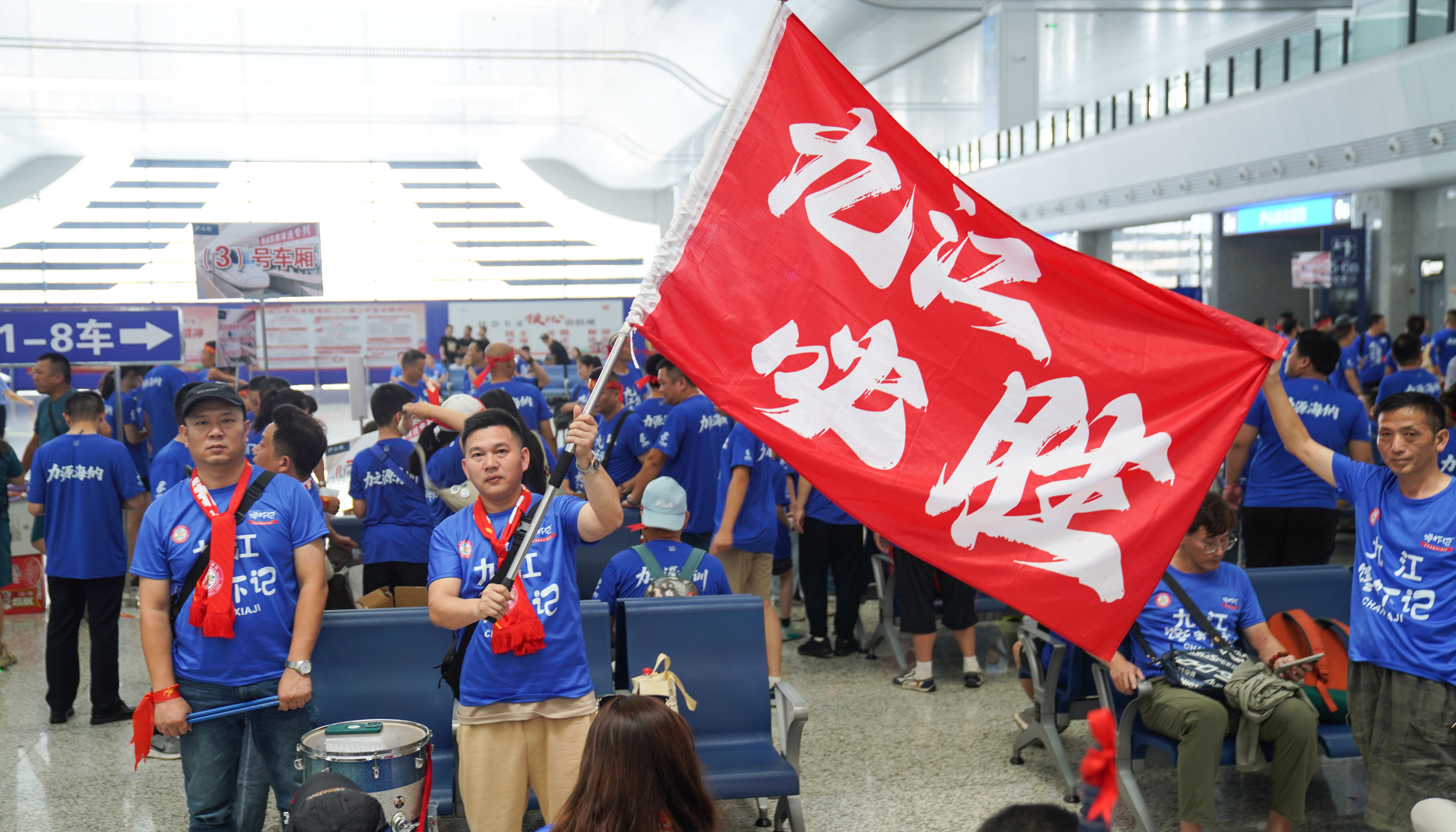 包含西班牙队傲视群雄，夺得皇家杯冠军的词条