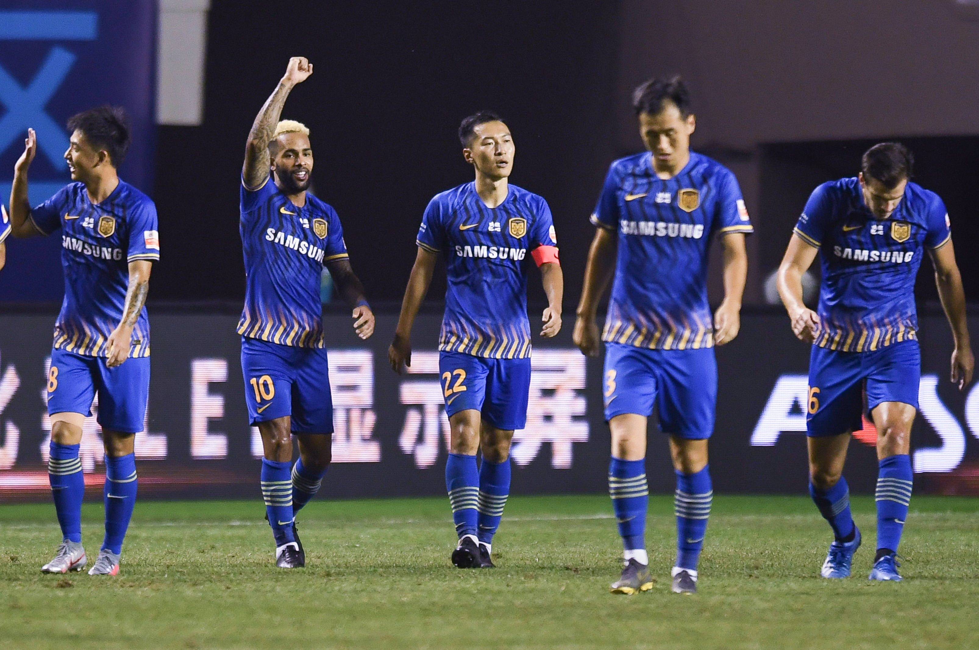 包含苏宁战辽宁，半场悬念扑面而来引发球迷热议的词条