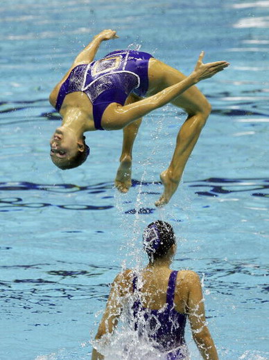 -瑞士队在游泳比赛中刷新自己最佳成绩