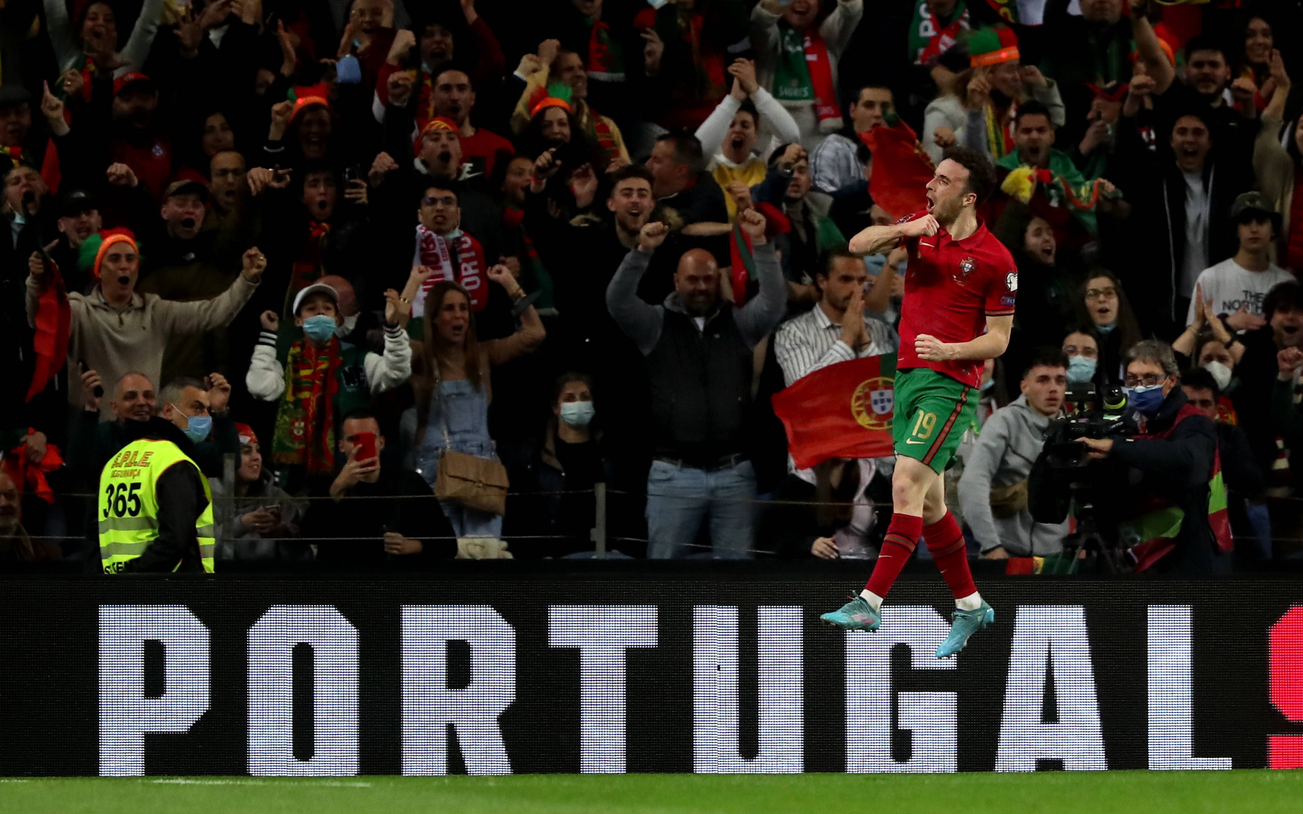 波兰队对战马其顿队，寻求晋级机会