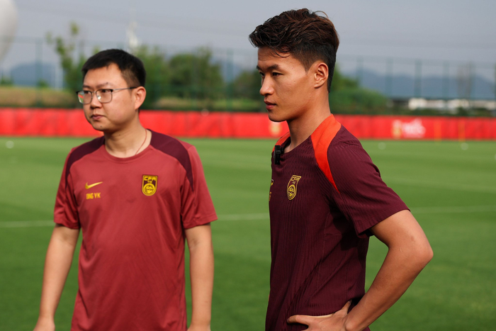 中国足球队备战世预赛队员投入训练备战